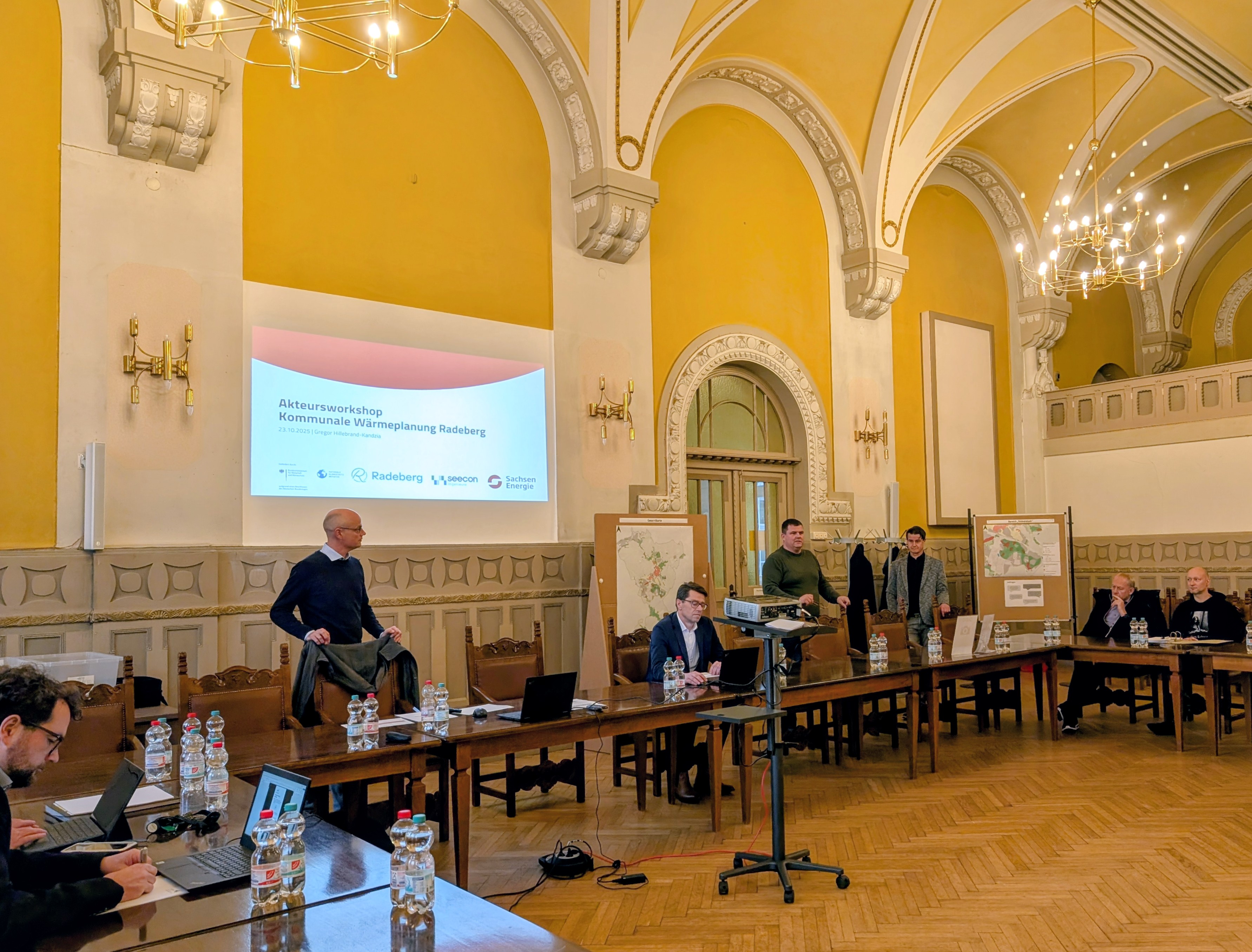 Das Bild zeigt eine Aufnahme des Akteursworkshops im Ratssaal der Stadt Radeberg. Zu sehen sind Oberbürgermeister Frank Höhme, Vertreter der SachsenEnergie und Energiemanager Matthias Herfter.