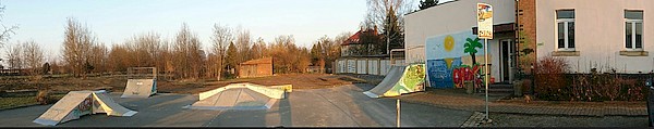 Jugendclub OASE, Radeberg - Außenansicht mit Scater-Anlage