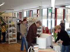 Blick in die R&auml;ume der Stadtbibliothek Radeberg - Ausleih-Theke