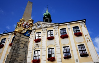Rathaus Radeberg mit historischer Postsäule, öffnet vergrößerte Ansicht