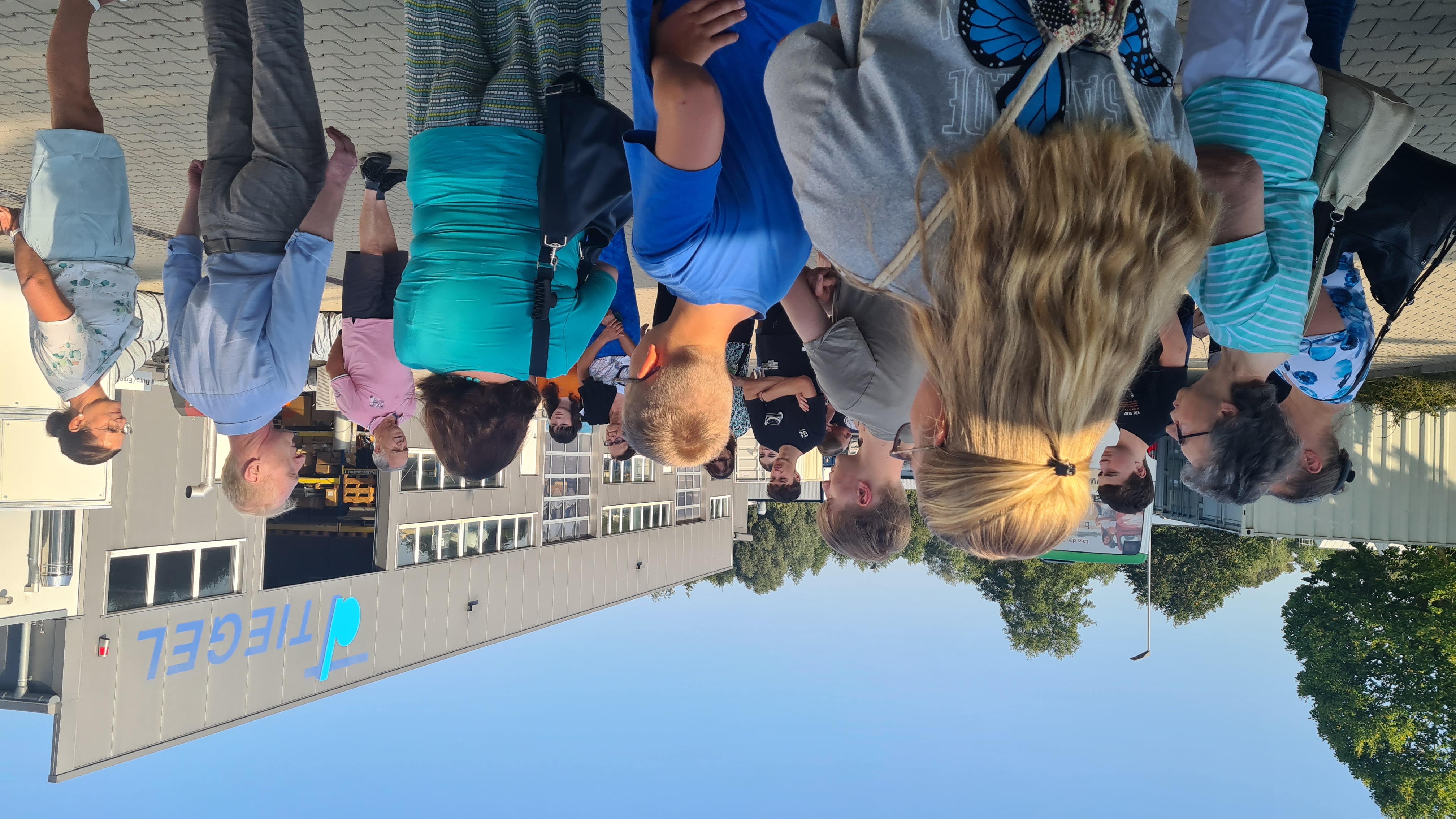 Eine Besuchergruppe bei Tiegel