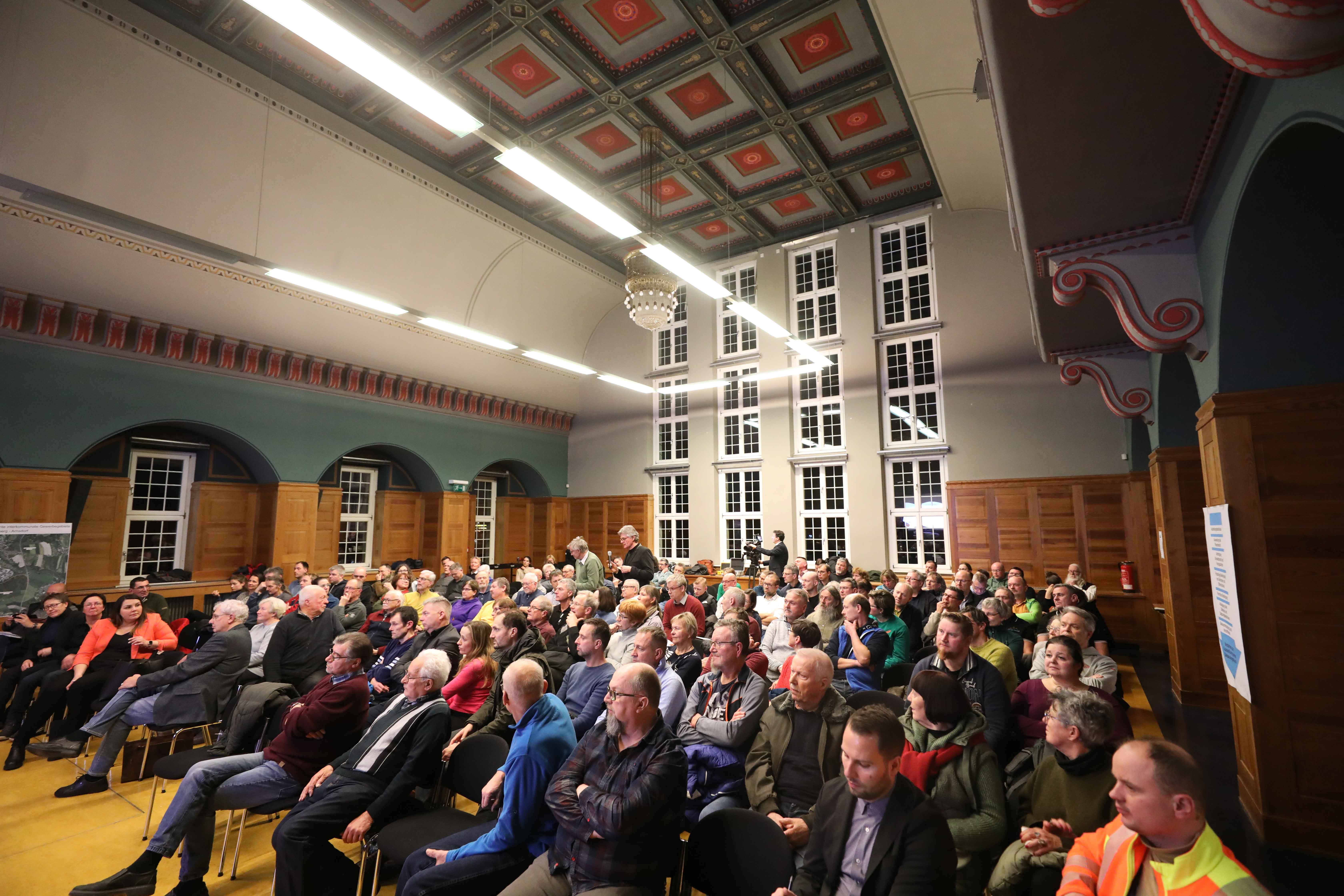 Blick in die Aula auf die Besucher des ersten Bürgerdialogs