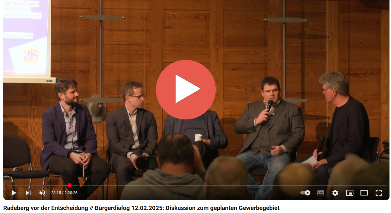 Das Bild zeigt das Podium, Link zur Aufzeichnung auf Youtube